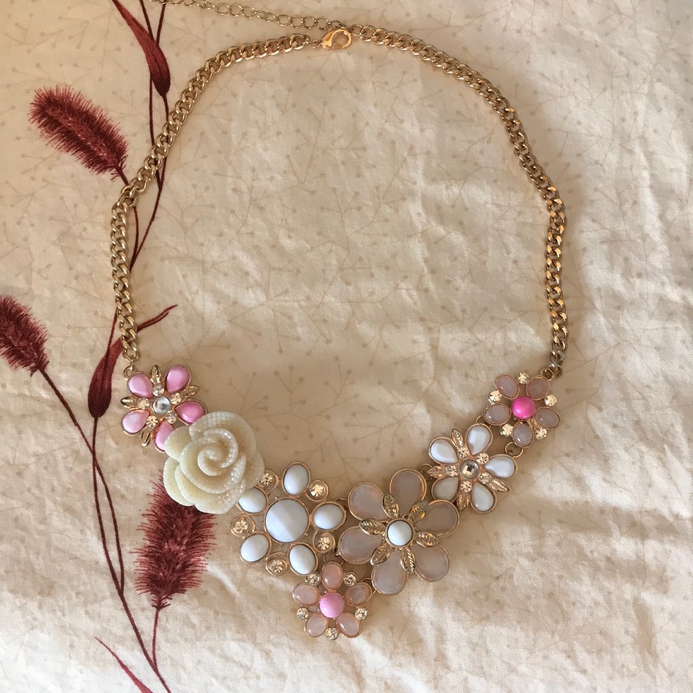 COSTUME FLORAL STATEMENT NECKLACE!